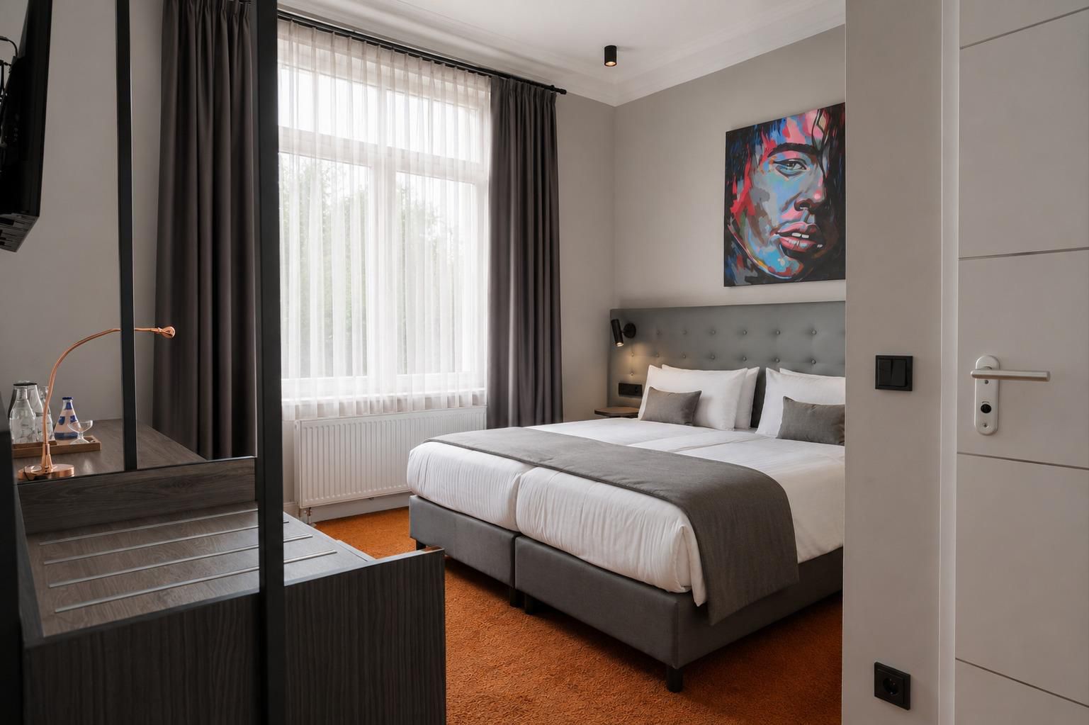 Standard-Doppelzimmer – Helles Standard-Doppelzimmer für einen erholsamen Aufenthalt.